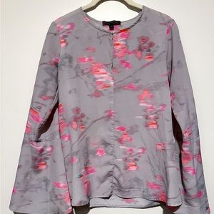 Banana Republic long sleeve blouse with bell sleeves in gray/pink pattern